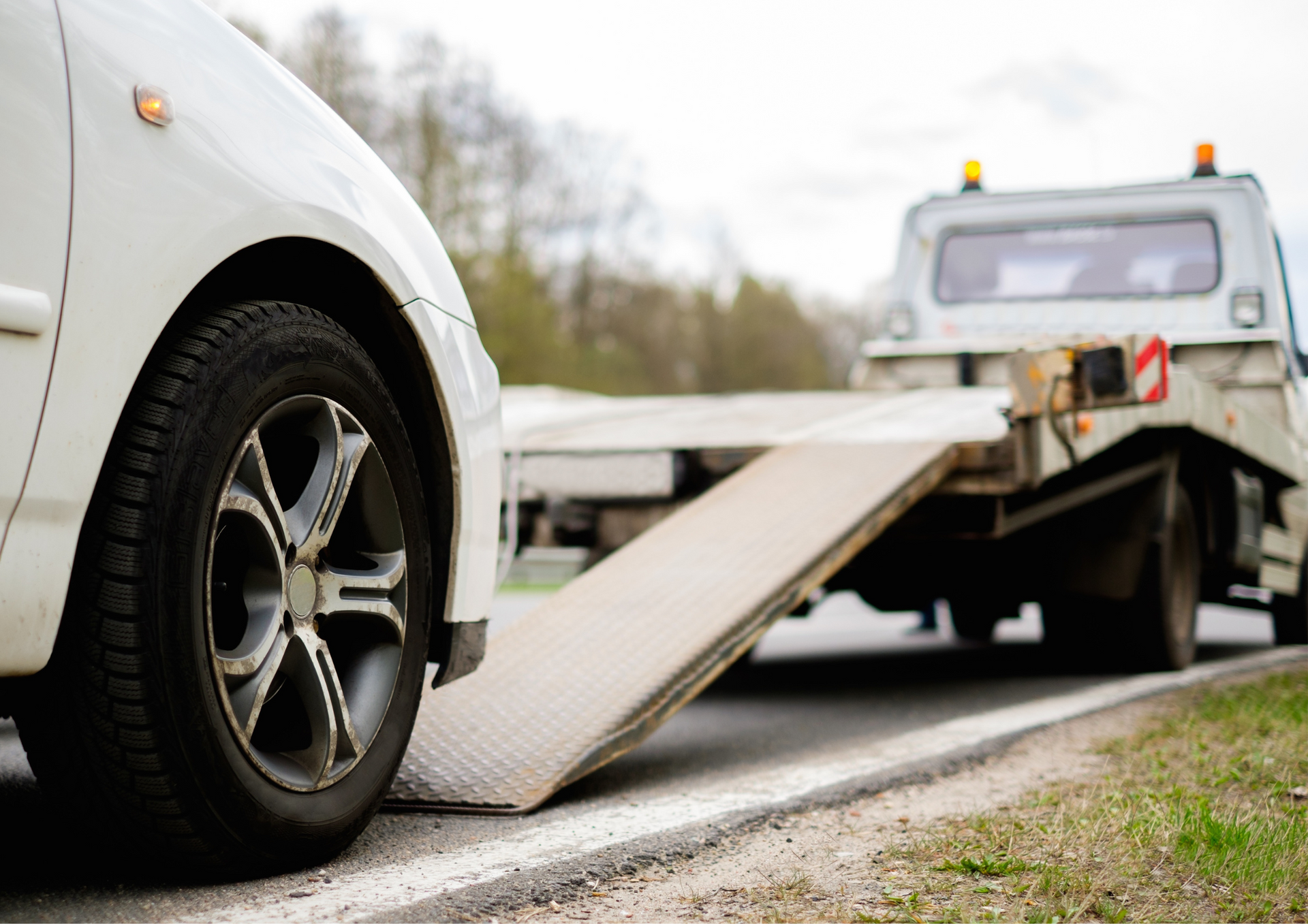 What to Keep in Your Car While Waiting for Emergency Roadside